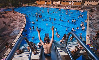 Von der Rutsche ins kühle Nass: Im Waldbad Schloß Neuhaus herrschte im Sommer oftmals Hochbetrieb. - Besim Mazhiqi