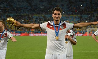 Der größte Moment der Karriere: Mats Hummels jubelt mit dem WM-Pokal in der rechten Hand nach dem gewonnenen WM-Finale 2014 in Rio. - picture alliance / dpa