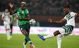 Hatte nach dem WM-Qualifikationsspiel gegen Lesotho eine Schrecksekunde zu überstehen: Victor Osimhen (l). (Archivbild) - Sunday Alamba/AP/dpa