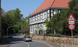 Die Strecke zwischen Marienkirche und Pfarrhaus Stiftberg (rechts) ist kurvig und unübersichtlich. Hier ist Handlungsbedarf, um Fahrradfahrer zu schützen. - Frank-Michael Kiel-Steinkamp (Archiv)