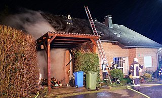 Zunächst zerstört das Feuer einen Wohnwagen im Carport, danach greifen die Flammen auf das angrenzende Wohnhaus in Borchen über. - Ralph Meyer
