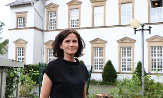 Die Stadtbibliotheksleiterin Katrin Stroth steht hier an der westlichen Seite, wo der Lesegarten entstehen soll. - Holger Kosbab