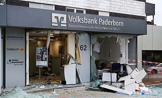 Durch die Wucht der Explosion ist die Niederlassung der Verbundvolksbank an der Paderborner Straße in Nordborchen fast vollständig zerstört worden. - Ralph Meyer