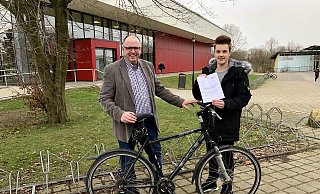 Marcus Söhnchen (links) als Fraktionssprecher von der Hiddenhausen CDU und Noel Schuppenat haben sich seit Anfang 2019 für den Fahrradständer an der OPG stark gemacht. - Alexander Jenniches