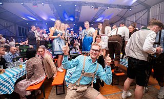 Tim Lübbing (vorne) mit seinen Freunden in der ersten Reihe. - Noah Wedel