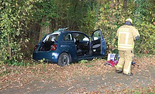 Aus ungeklärter Ursache kam eine 72-jährige Autofahrerin zwischen Anreppen und Boke von der Fahrbahn ab. - Feuerwehr Delbrück