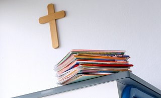 Noch sind sechs von sieben Grundschulen Bekenntnisschulen. Jetzt setzt ein Umdenken bei Leitungen, Verwaltung und auch Kirchen ein. - picture alliance / dpa