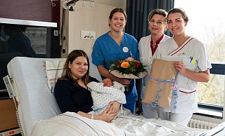 Freuen sich über die Geburt von Elaine: Mama Natalie Gerbert, Hebamme Laura van Elferen, Chefärztin Dominique Moise und Pflegefachfrau Pia Schlanow. - Kreisklinikum Herford-Bünde