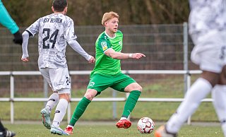 Zurück im Kader: Verteidiger Tim Corsten (Mitte) ist beim SV Rödinghausen nach abgesessener Gelb-Sperre nun in der Partie gegen die U23 des FC Schalke 04 wieder dabei. - Joel Beinke