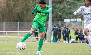 Schütze des goldenen Tores: Ayodele Max Adetula (l.) traf zum 1:0-Sieg des SV Rödinghausen beim SC Wiedenbrück. - Joel Beinke