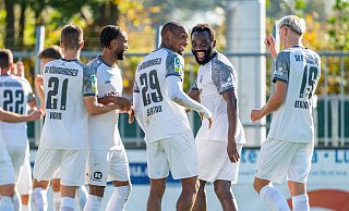 Grund zum Jubel? Die Rödinghauser um den zuletzt verlässlichen Torschützen Michael Seaton (3. v. r.) wollten ihr Heimspiel gegen Hohkeppel gewinnen. - Joel Beinke