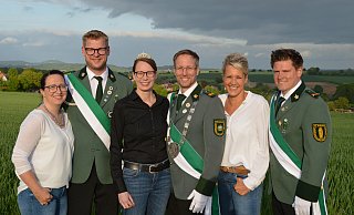 Sid bereit für das Schützenfest: Hofstaatpaar Verena und Carsten Doppelstein (v. l.), Königspaar Eva-Maria und Kai Bockelkamp; Hofstaatpaar Manuela und Stefan Adorf. - Marco Behing