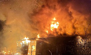Beim Eintreffen der Feuerwehr brennt die Scheune bereits lichterloh. - Feuerwehr Paderborn