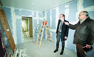 Wände verspachtelt: Georg Beverungen (r.) und Alexander Fischer schauen sich den Fortgang der Arbeiten in den Containern an. - Simone Flörke