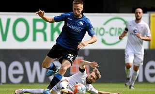 SCP-Neuzugang Marco Stiepermann, der sich hier gegen Pauli-Akteur Christopher Buchtmann durchsetzt, feierte am Samstag ein gelungenes Debüt für Paderborn. - imago images/Ulrich Hufnagel