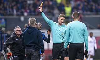 Schiedsrichter Arne Aarnink zeigt dem bereits ausgewechselten SCP-Stürmer Sirlord Conteh (nicht im Bild) die Gelb-Rote Karte. Teambetreuer Michael "Bodo" Heppner, Trainer Lukas Kwasniok und Richmond Tachie (v. l.) können es nicht fassen. - dpa