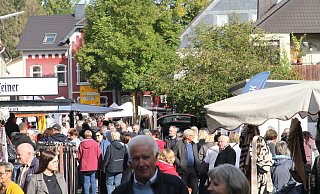 Der Krammarkt fand erstmals zum Auftakt des Oktobermarkts statt. Dem Interesse tat dies bei gutem Wetter keinen Abbruch. - Johannes Büttner