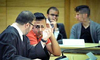 Zwei der Angeklagten mit ihren Verteidigern im Bielefelder Landgericht. - Andreas Frücht