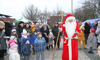 Im vergangenen Jahr ist Friedel Bünz wieder in den roten Nikolaus-Mantel geschlüpft, um den Kindern auf dem Findeisenplatz eine Freude zu bereiten. - Sonja Töbing