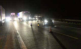 Vermutlich verlor der Reifen durch einen Nagel Luft, lief im Bereich der Anschlußstelle Rheda-Wiedenbrück heiß und brannte schließlich. - Andreas Eickhoff