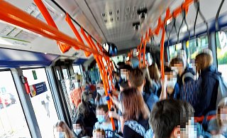 Nicht nur zu Coronazeiten, wie auf diesem Bild, sind die Busse in Bielefeld überfüllt. In die Linie 24 passen morgens ab bestimmten Haltestellen keine Schüler mehr rein. - privat