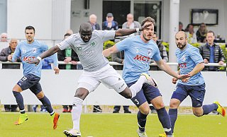 Immer noch dynamisch: Momo Diabang (M.) im Trikot des TuS Tengern im Mai 2017 im Spiel gegen Eidinghausen-Werste. FOTO: BIEBER - Egon Bieber