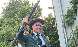 Dirk Flottmeier konnte sich an Fronleichnam die Königsehre in Sandebeck sichern. - St. Dionysius Schützenbruderschaft