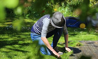Schmutzige Kleidung nach der Gartenarbeit: hartnäckige Pflanzensäfte und Erdverschmutzungen am besten schnell behandeln. - Karl-Josef Hildenbrand/dpa-tmn