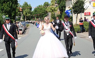 Ein bezauberndes Königspaar: Die Peckelsheimer Majestäten Andrea und Marvin Striewe ließen sich auch von 36 Grad nicht aus der Ruhe bringen. Sie freuten sich über die zahlreichen Zuschauer, die die Straßenränder Peckelsheims am Sonntagnachmittag säumten. - Anna-Lena Ryczek