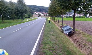 Der BMW der 22-Jährigen rutschte in den Graben und blieb vor einem Baum stehen. - Polizei Minden-Lübbecke