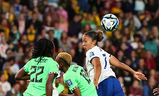 Die Engländerin Lauren James (r) hatte gegen Nigeria die Rote Karte gesehen. - Tertius Pickard/AP/dpa