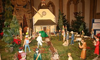 Zahlreiche Figuren gehören zur Krippe im Paderborner Dom. Jedes Jahr kommen neue dazu. - Andreas Götte