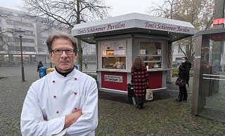 Imbissbetreiber Toni Martic ist kein Querdenker, hat aber zumindest von einer Corona-Auflage die Nase voll.  - Foto: Andreas Zobe/NW