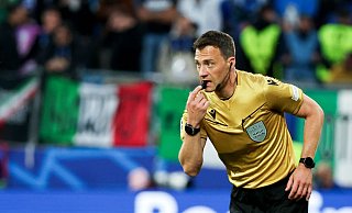 Bei der EM sind mit Felix Zwayer (Foto) und Daniel Siebert auch zwei deutsche Referees im Einsatz. - Friso Gentsch/dpa