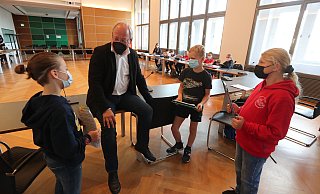 "Müssen Kinder wieder den ganzen Herbst und Winter mit Mütze und Jacke in der Klasse sitzen?", wollen Neal (9), Jarne (9) und Isabell (10, v.l.) von Oberbürgermeister Pit Clausen wissen. - Wolfgang Rudolf