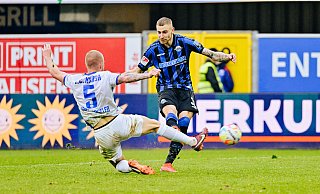 Felix Platte zieht ab und trifft zum 3:0 gegen Rostock, Hansa-Verteidiger Rick van Drongelen kommt zu spät. Angeblich ist Rostock nun am Paderborner Stürmer interessiert. Doch der SCP dementiert. - Besim Mazhiqi