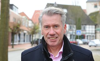 "Ich bin in einem Alter, in dem ich sinnvolle Arbeit leisten kann und auch will", sagt Bert Honsel. Er bewirbt sich um eine dritte Amtszeit als Rahdener Bürgermeister. - Joern Spreen-Ledebur