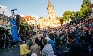 Das Interesse am Archäologischen Fenster am Münster war riesig, wie dieses Foto zeigt, das kurz vor der Eröffnung gemacht wurde. - Ralf Bittner