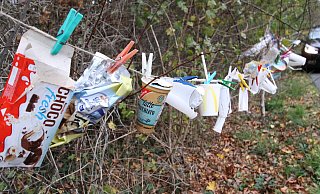 Die Girlande der Schande haben die Anwohner auf Initiative zweier Kinder gebastelt. - Björn Kenter