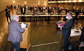 Hartmut Hütteman (l.), mit 79 Jahren ältestes Mitglied des Stadtrates, führte Michael Dreier (r.) in sein Amt als Bürgermeister ein. - Hans-Hermann Igges