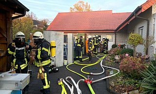 Die 50 Einsatzkräfte der Feuerwehr aus Nord- und Kirchborchen sowie Alfen wurden unterstützt durch weitere Kräfte des Löschzugs Dörenhagen. - Ralph Meyer