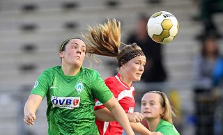 In Ihrer langen Karriere spielte Stephanie Goddard auch häufiger gegen den FSV Gütersloh. Im DFB-Pokalspiel 2011 bekam sie es mit Angelika Widowski zu tun. - Henrik Martinschledde