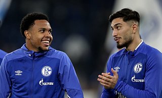 Weston McKennie (l.) und Suat Serdar sind beide angeschlagen und drohen die ohnehin schon recht lange Ausfallliste der Schalker zu verlängern. - picture alliance / RHR-FOTO