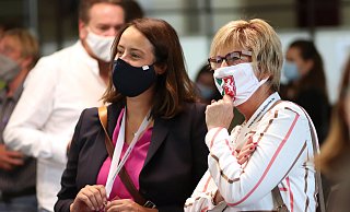 Anna Katharina Bölling (l.) verfolgte mit der CDU-Landtagsabgeordneten Kirstin Korte die Auszählung. - Alex Lehn