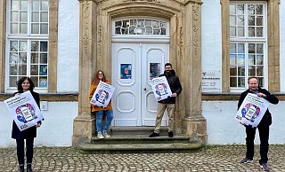 Freuen sich gemeinsam auf den Start des Projekts Pixel Pass: Katrin Stroth, Leiterin der Stadtbibliothek, Anne-Kathrin Bittner, Kulturamt Stadt Paderborn, Phillip Ohms, stellvertretender Leiter der Stabsstelle Digitalisierung, und Stefan Hermanns, Kulturamt Stadt Paderborn. - Stadt Paderborn/Lea Hostmann