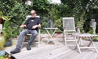 In dieser Sitzecke kann Uwe Voigt praktisch den ganzen Tag die Sonne genießen. - Björn Kenter In dieser Sitzecke kann Uwe Voigt praktisch den ganzen Tag die Sonne genießen. - Björn Kenter