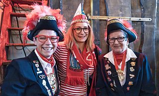 Der Kreis Gütersloh feierte am Elften im Elften den Auftakt der neuen Karnevals-Session: Diese drei Närrinnen hatten dabei sichtlich Spaß. - Stefan Derschum
