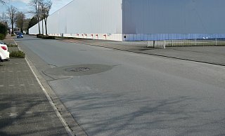 Mit dieser Fotomontage will die Anwohnergemeinschaft die Dimension der geplanten Halle an der Waldbadstraße veranschaulichen. Dass in ein derart großes Gebäude ausschließlich Werbeagenturen und kleineHandwerksbetriebe einziehen sollen, halten sie für unglaubwürdig. - Anwohnergemeinschaft Waldbadstraße