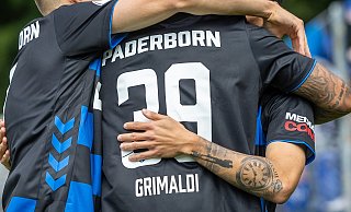 Adriano Grimaldi erzielte im Pokalspiel bei Viktoria Köln sein letztes Tor im Trikot des SC Paderborn. Nach seinem Wechsel zum 1. FC Nürnberg bleibt sein Trikotflock für die Fans nur noch ein Erinnerungsstück. - picture alliance / BEAUTIFUL SPORTS