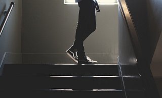 Ein Mitmieter eröffnete beim Smalltalk im Treppenhaus, dass er eigentlich in Quarantäne und Corona positiv sei. - Pixabay